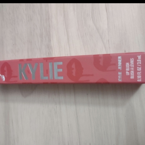 Kylie Jenner Cherry on Top Liquid Lipstick Lip Blush Red - Picture 1 of 2